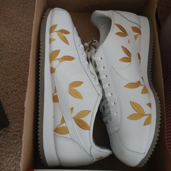 Nike Shoes - $100⬇🆕🎀[ Nike ] classic cortez white / gold
